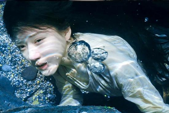 Cảnh quay dưới nước của Triệu Lộ Tư khiến dân tình xót xa, 'đứng ngồi không yên'