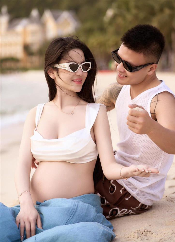 Bà xã Quang Hải chăm khoe dáng với áo tắm, từ lúc con gái đến bụng lùm lùm-2