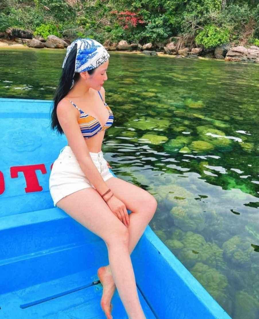 Bà xã Quang Hải chăm khoe dáng với áo tắm, từ lúc con gái đến bụng lùm lùm-4