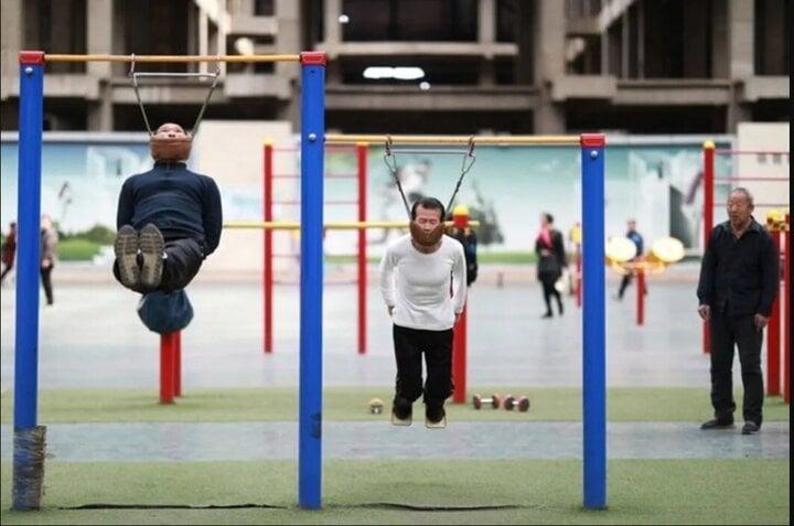 Học phương pháp quái gở trên mạng, người đàn ông tử vong khi tập thể dục-1