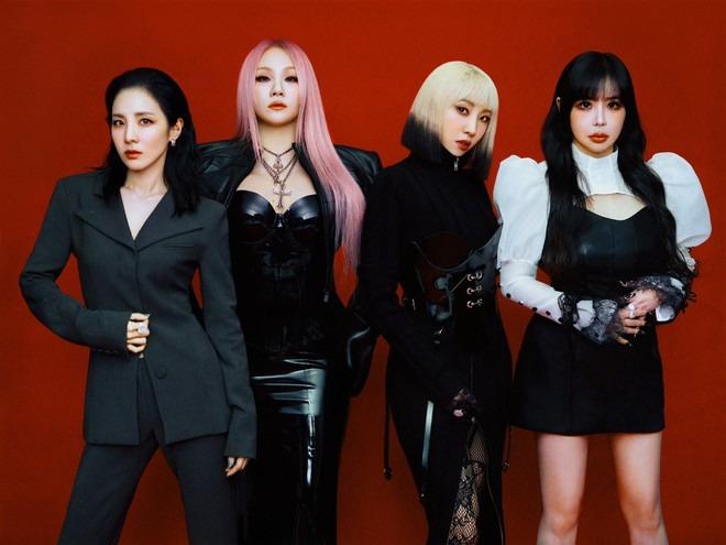 2NE1 tái hợp trong bộ ảnh kỉ niệm 15 năm debut, 4 cô gái mỉm cười hạnh phúc bên nhau thật xúc động quá!-1