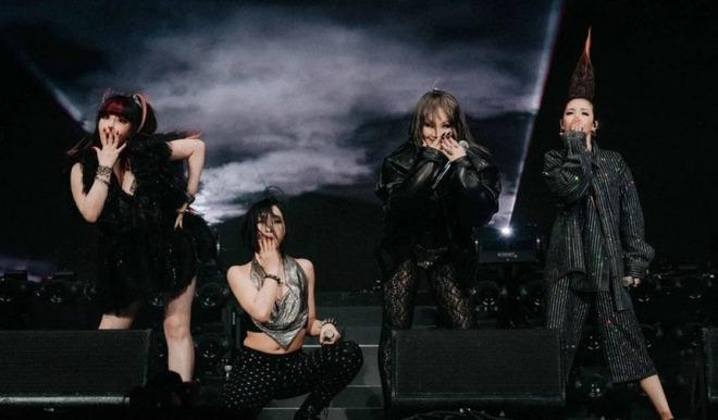 2NE1 tái hợp trong bộ ảnh kỉ niệm 15 năm debut, 4 cô gái mỉm cười hạnh phúc bên nhau thật xúc động quá!-10