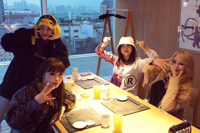 2NE1 tái hợp trong bộ ảnh kỉ niệm 15 năm debut, 4 cô gái mỉm cười hạnh phúc bên nhau thật xúc động quá!-11
