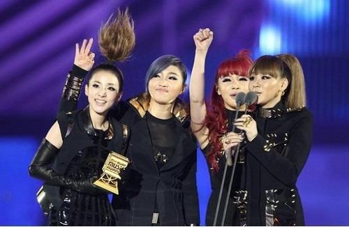 2NE1 tái hợp trong bộ ảnh kỉ niệm 15 năm debut, 4 cô gái mỉm cười hạnh phúc bên nhau thật xúc động quá!-8