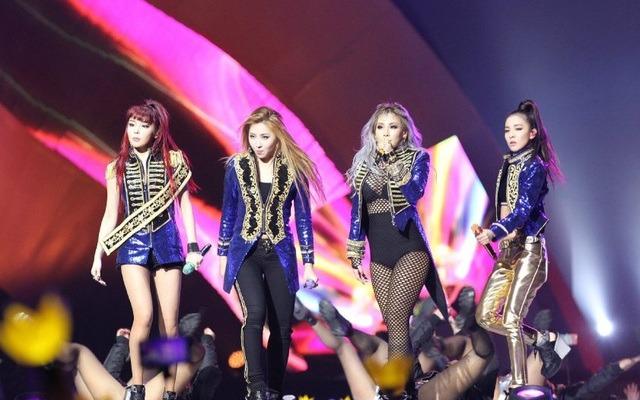 2NE1 tái hợp trong bộ ảnh kỉ niệm 15 năm debut, 4 cô gái mỉm cười hạnh phúc bên nhau thật xúc động quá!-9