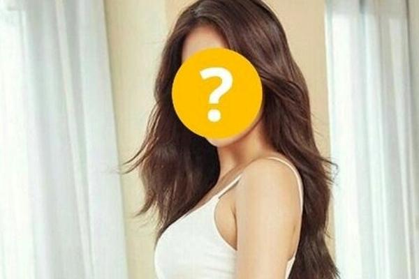 Nữ ca sĩ bị bắt gặp rời khách sạn với hai sao nam giờ ra sao?-8