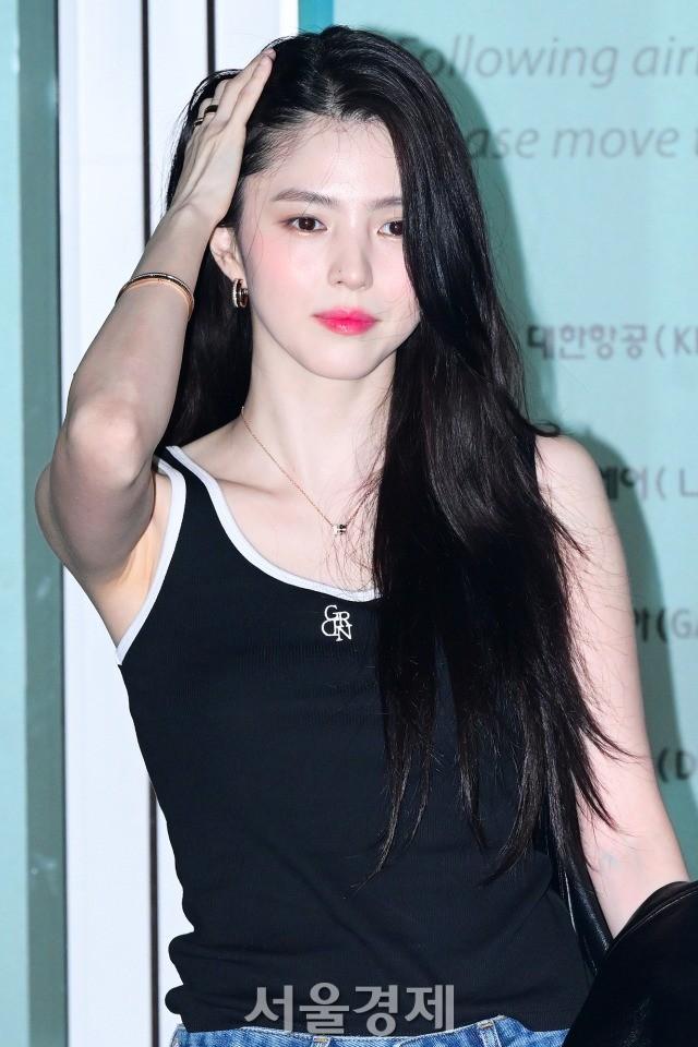 Han So Hee được săn đón trên đường tới Cannes 2024-1