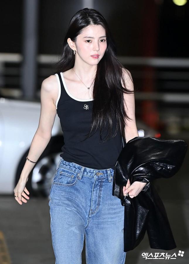 Han So Hee được săn đón trên đường tới Cannes 2024-2