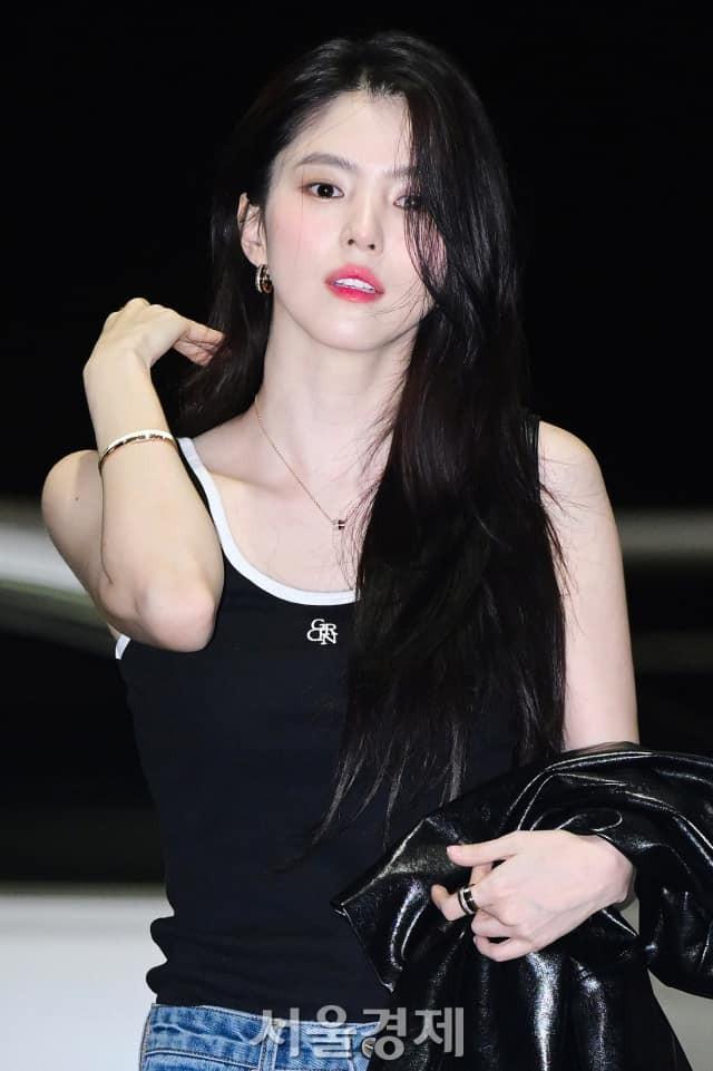 Han So Hee được săn đón trên đường tới Cannes 2024-3