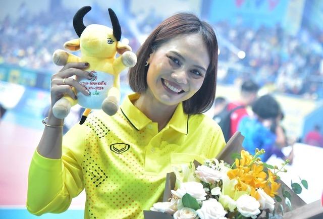 Dung mạo xinh đẹp nữ trọng tài Thái Lan thu hút sự chú ý tại giải bóng chuyền quốc tế cúp VTV9 - Bình Điền 2024-1