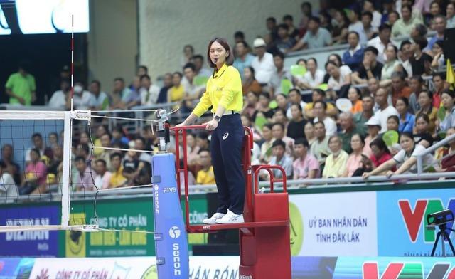 Dung mạo xinh đẹp nữ trọng tài Thái Lan thu hút sự chú ý tại giải bóng chuyền quốc tế cúp VTV9 - Bình Điền 2024-2