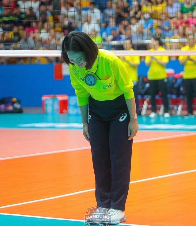 Dung mạo xinh đẹp nữ trọng tài Thái Lan thu hút sự chú ý tại giải bóng chuyền quốc tế cúp VTV9 - Bình Điền 2024-4