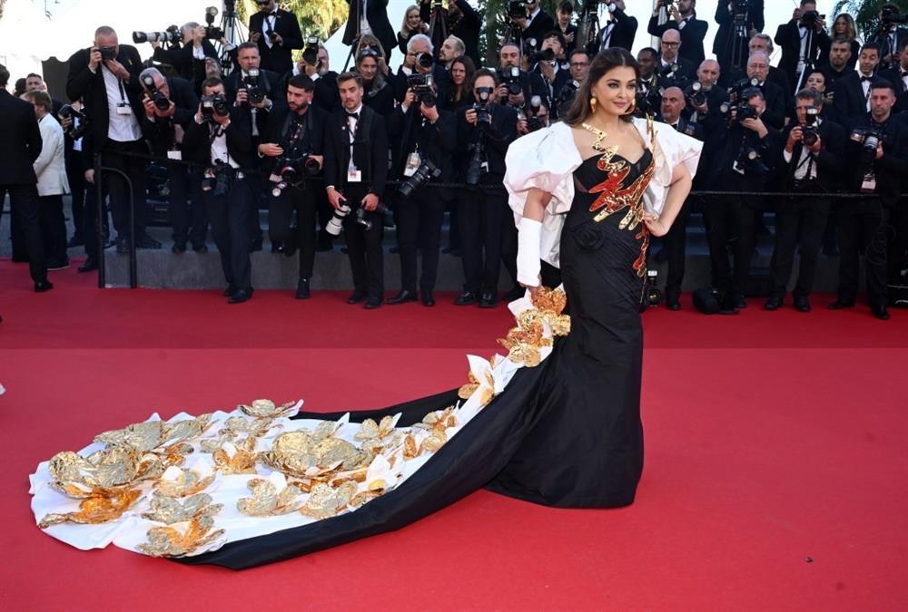 Thảm đỏ Cannes ngày 3: Chompoo Araya lộ nội y gây đỏ mặt