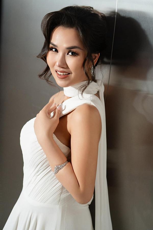 Nữ ca sĩ 9X nổi tiếng dòng nhạc đỏ có đời tư viên mãn bên chồng Ấn Độ-1