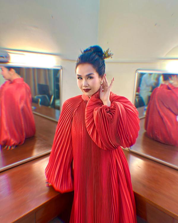 Nữ ca sĩ 9X nổi tiếng dòng nhạc đỏ có đời tư viên mãn bên chồng Ấn Độ-4