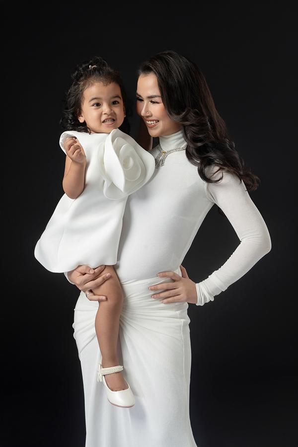 Nữ ca sĩ 9X nổi tiếng dòng nhạc đỏ có đời tư viên mãn bên chồng Ấn Độ-7