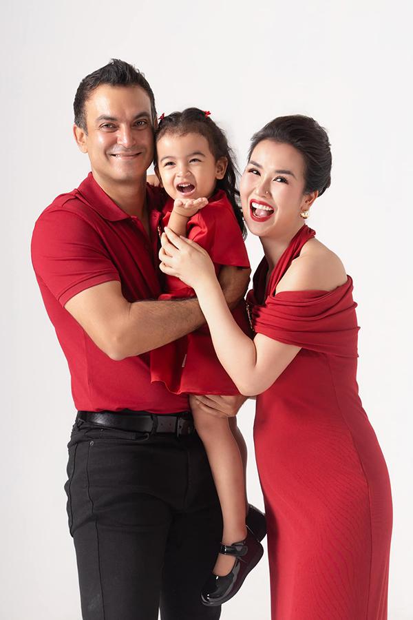 Nữ ca sĩ 9X nổi tiếng dòng nhạc đỏ có đời tư viên mãn bên chồng Ấn Độ-8