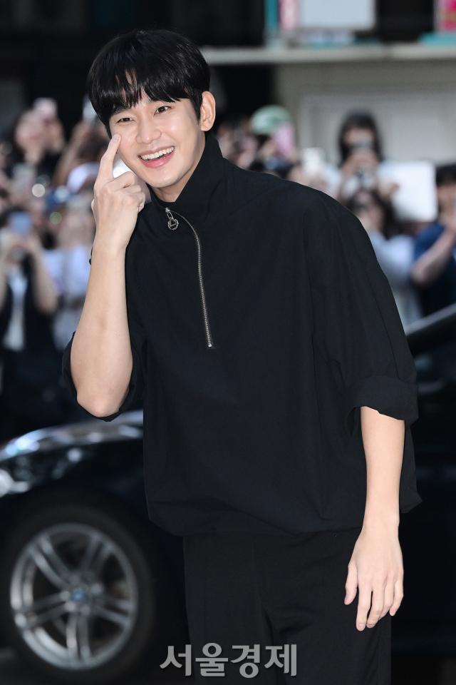 Chiếc xe sang 7 tỷ bí ẩn khiến Kim Ji Won vướng tin hẹn hò-6