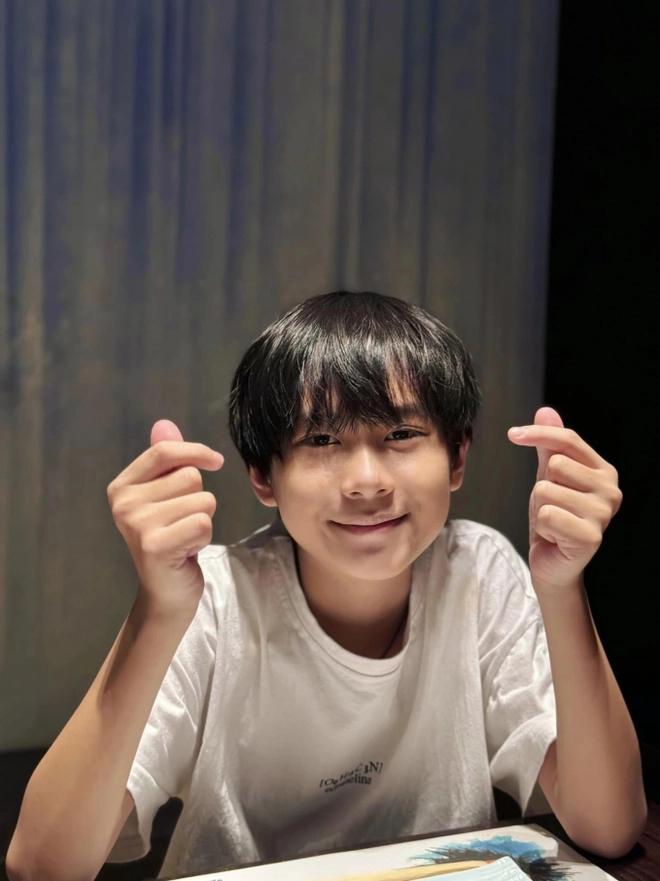 Cậu cả nhà Lý Hải 13 tuổi hệt bản sao của bố, phủ sóng khắp TikTok vì vẻ ngoài lãng tử-6