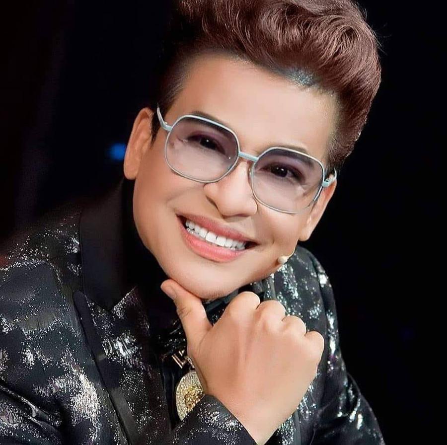 Mặc diêm dúa, độc lạ showbiz Việt chỉ có thể là... MC Thanh Bạch-1