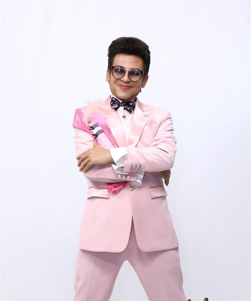 Mặc diêm dúa, độc lạ showbiz Việt chỉ có thể là... MC Thanh Bạch-4