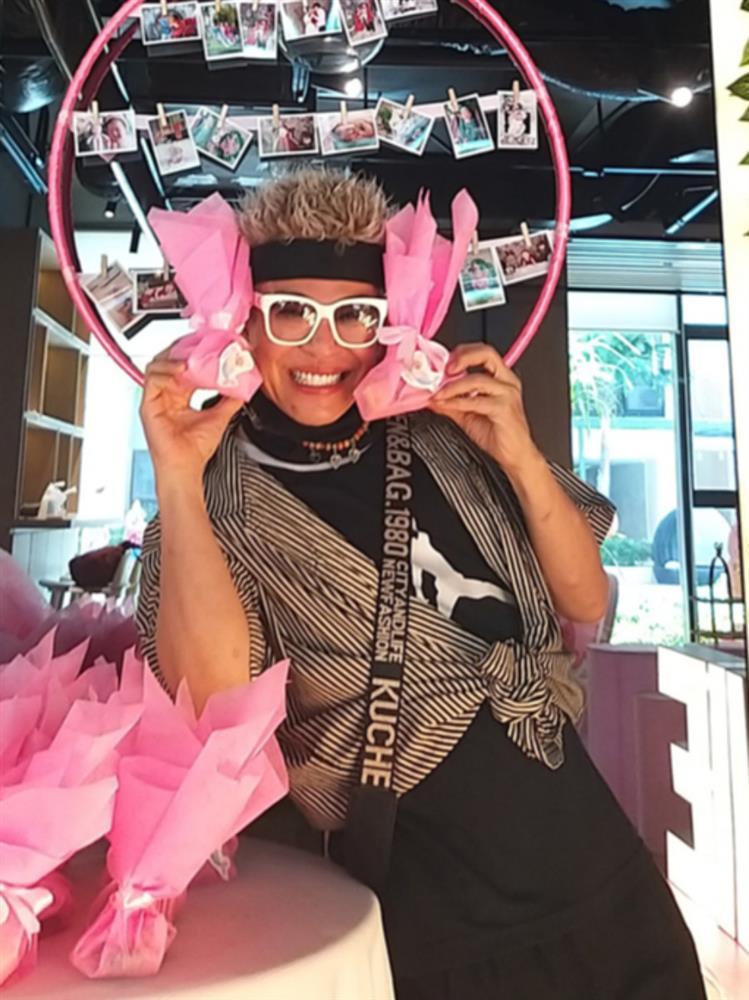 Mặc diêm dúa, độc lạ showbiz Việt chỉ có thể là... MC Thanh Bạch-5