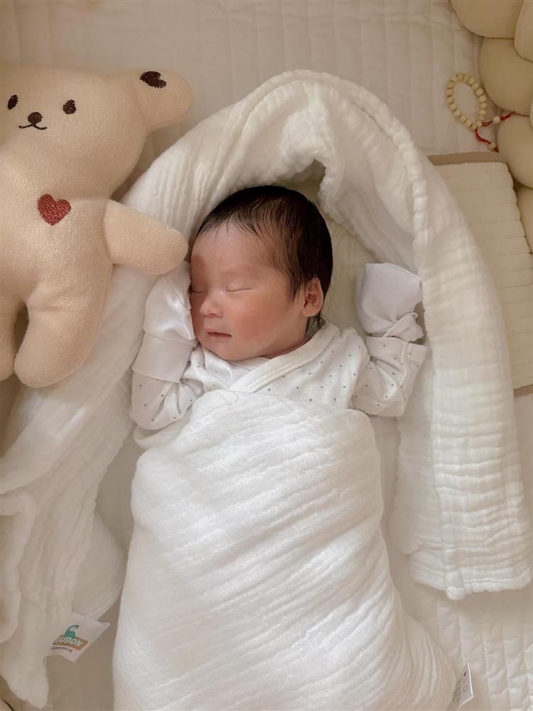 Sam khoe diện mạo của 2 nhóc tỳ lúc 1 tháng tuổi, gia nhập hội mẹ bỉm nghiện con-1