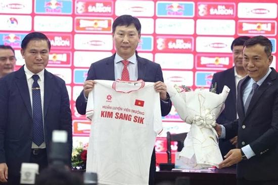 HLV tuyển Việt Nam Kim Sang-sik bị giả mạo trên mạng xã hội