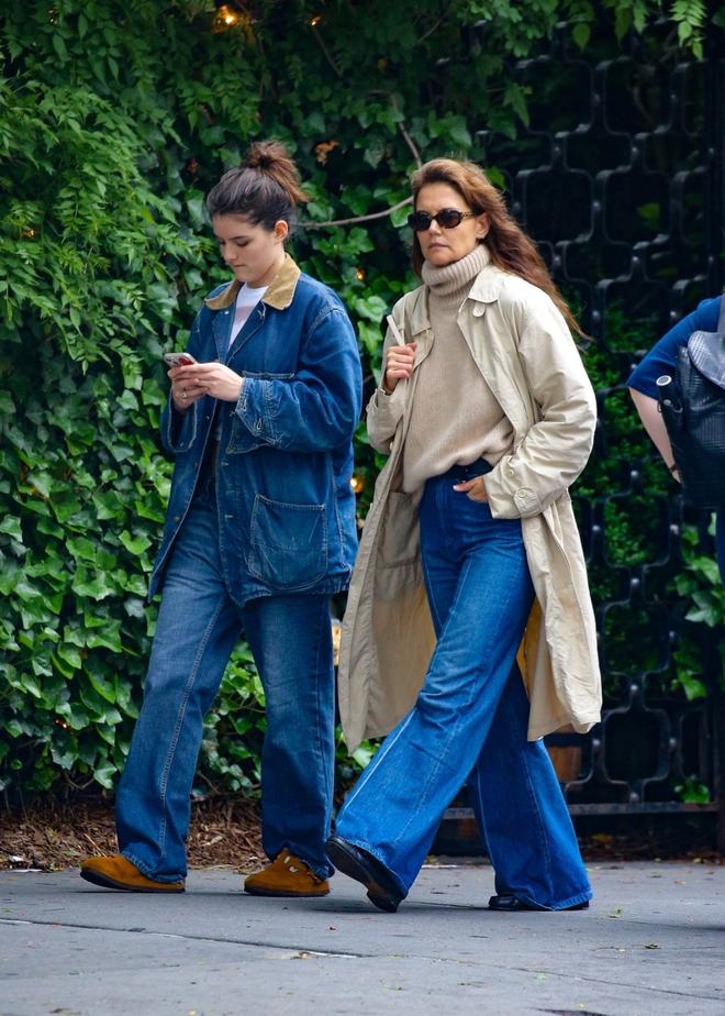 Suri Cruise lần đầu lộ diện sau ồn ào bỏ họ bố, đến diện mạo cũng thay đổi-1