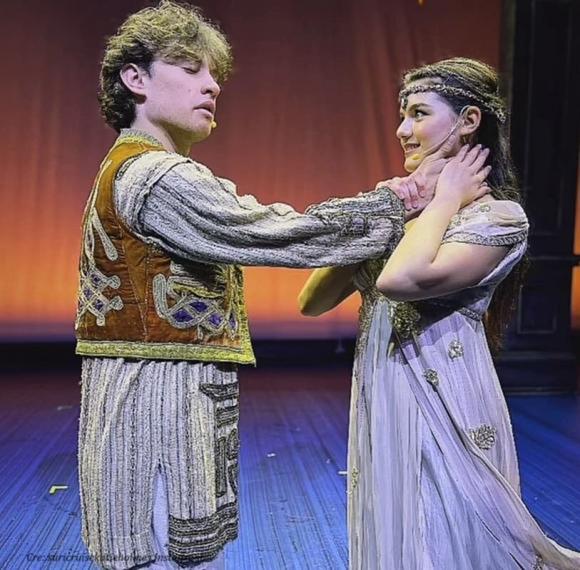 Suri Cruise lần đầu lộ diện sau ồn ào bỏ họ bố, đến diện mạo cũng thay đổi-4