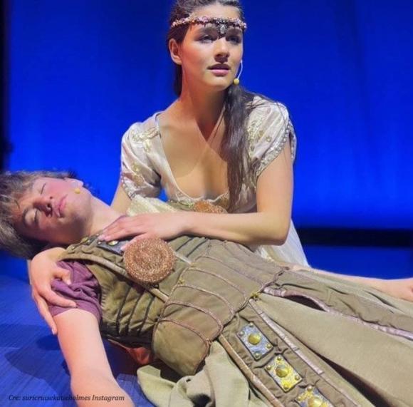 Suri Cruise lần đầu lộ diện sau ồn ào bỏ họ bố, đến diện mạo cũng thay đổi-5