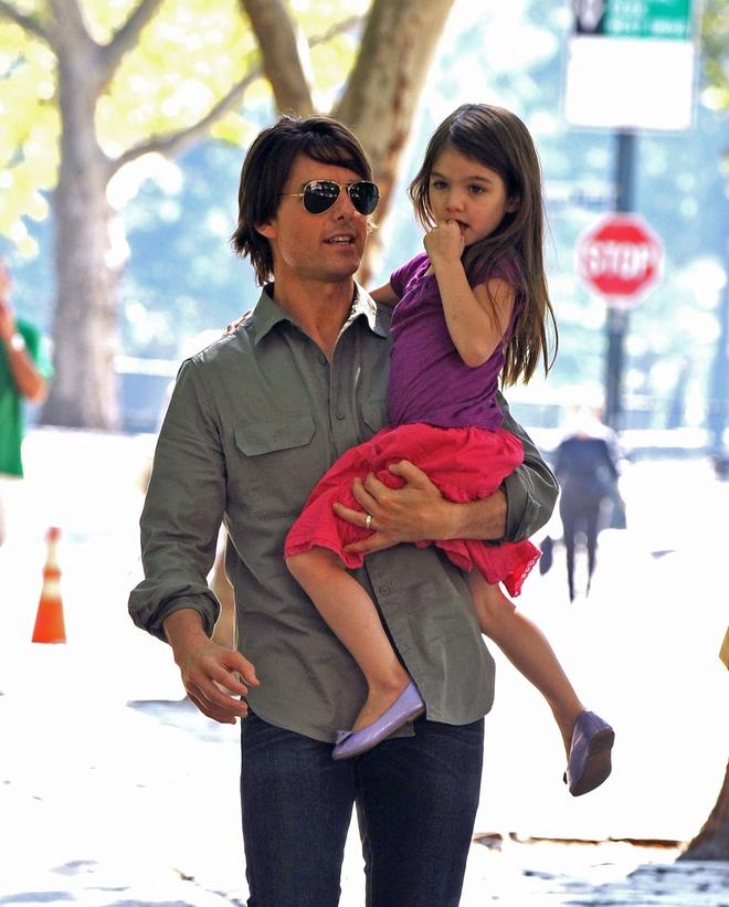 Suri Cruise lần đầu lộ diện sau ồn ào bỏ họ bố, đến diện mạo cũng thay đổi-9