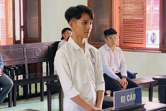 Đâm bạn học thủng phổi, thiếu niên 16 tuổi nhận án tù