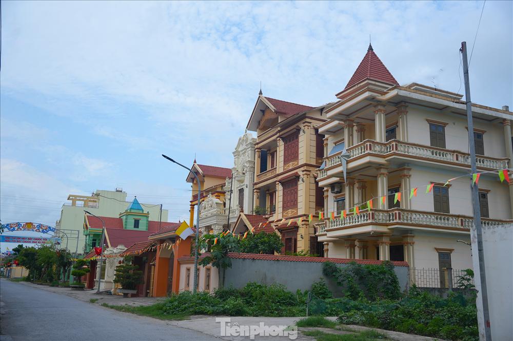 Ngôi làng tỷ phú nức tiếng tại Nam Định: Toàn dinh thự, lâu đài và tàu trăm tỷ xuôi ngược khắp muôn nơi-5