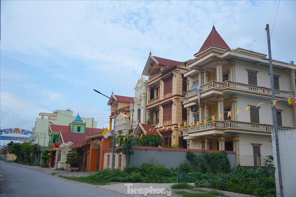Ngôi làng tỷ phú nức tiếng tại Nam Định: Toàn dinh thự, lâu đài và tàu trăm tỷ xuôi ngược khắp muôn nơi-5