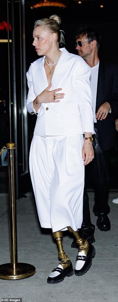 Màn khoe thân gây sốc trên thảm đỏ-30