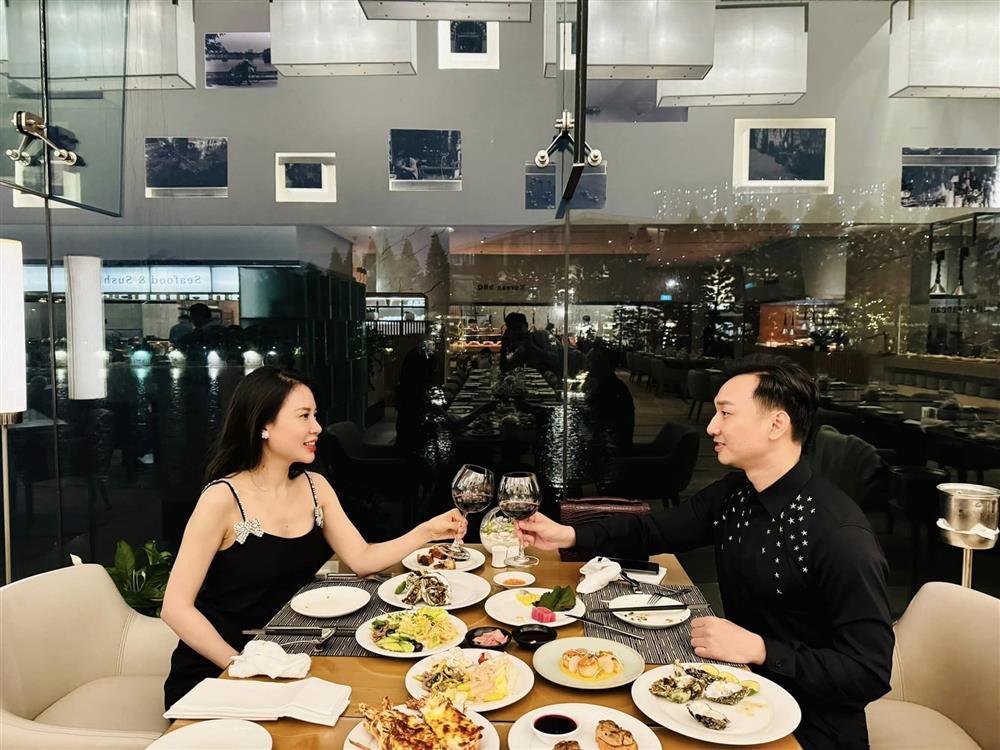 Hôn nhân hạnh phúc của MC Thành Trung và vợ cựu tiếp viên hàng không-8