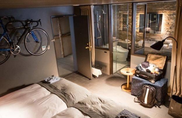 Tại sao tốt nhất nên thuê phòng từ tầng 3 đến tầng 6 và mẹo dùng đèn để an toàn trong khách sạn-4