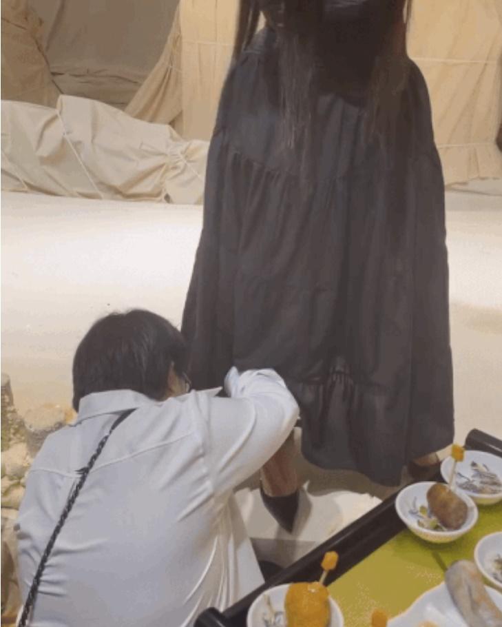 Sofia bất ngờ bật khóc, gây tranh cãi bởi 1 hành động khi lần đầu đi diễn hậu ồn ào với công ty Châu Đăng Khoa-3