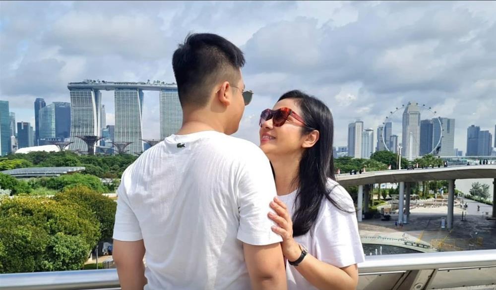 Người đẹp Tây Đô Việt Trinh lên tiếng sau hành động ôm hôn con trai tuổi thiếu niên ở nơi công cộng-2