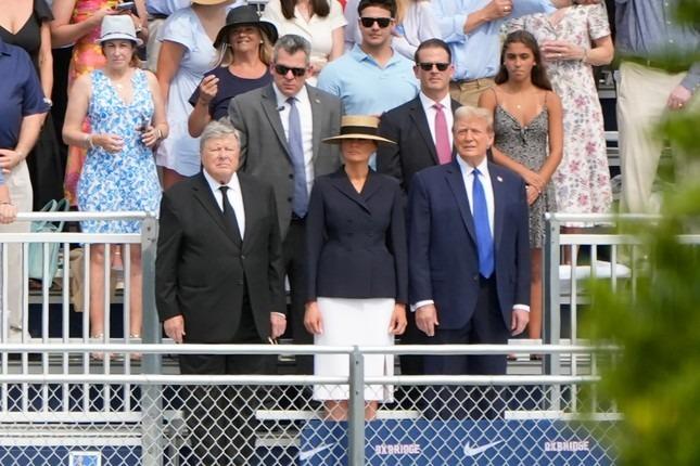 Ông Trump và bà Melania gây chú ý tại lễ tốt nghiệp con trai Barron-2