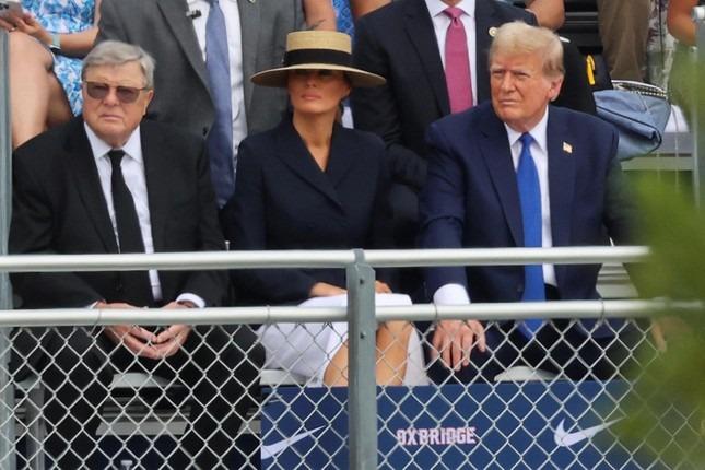 Ông Trump và bà Melania gây chú ý tại lễ tốt nghiệp con trai Barron-3