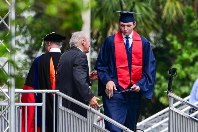 Ông Trump và bà Melania gây chú ý tại lễ tốt nghiệp con trai Barron-4