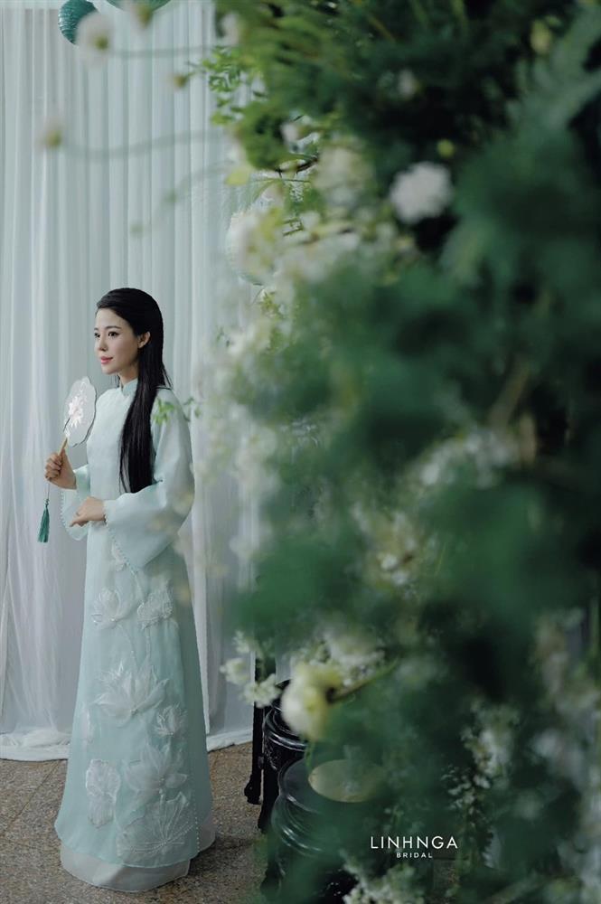 Hồng Duy Pinky hôn vợ thạc sĩ ngọt ngào trong lễ ăn hỏi, chàng MC trong đám cưới Công Phượng nay đã lập gia đình-7