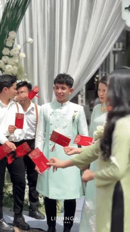 Hồng Duy Pinky hôn vợ thạc sĩ ngọt ngào trong lễ ăn hỏi, chàng MC trong đám cưới Công Phượng nay đã lập gia đình-8