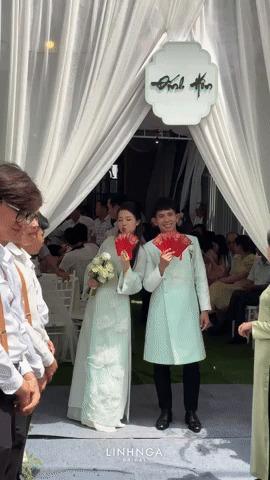 Hồng Duy Pinky hôn vợ thạc sĩ ngọt ngào trong lễ ăn hỏi, chàng MC trong đám cưới Công Phượng nay đã lập gia đình-9
