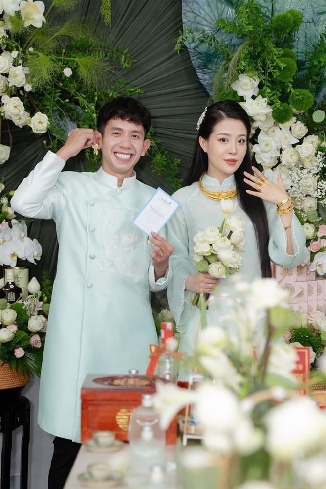 Hồng Duy Pinky hôn vợ thạc sĩ ngọt ngào trong lễ ăn hỏi, chàng MC trong đám cưới Công Phượng nay đã lập gia đình-1