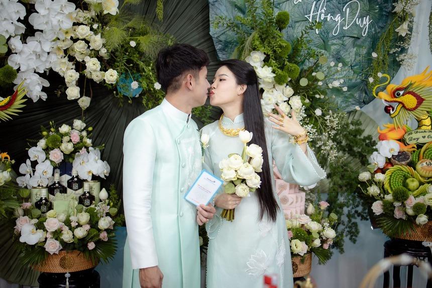 Hồng Duy Pinky hôn vợ thạc sĩ ngọt ngào trong lễ ăn hỏi, chàng MC trong đám cưới Công Phượng nay đã lập gia đình-2