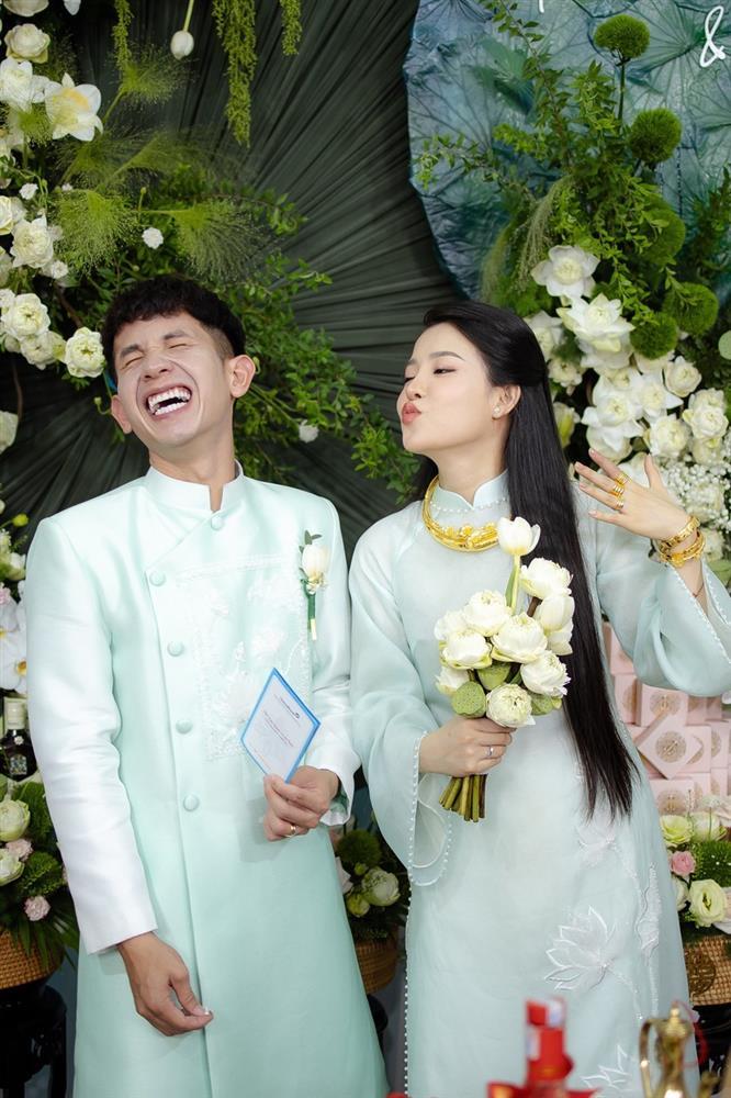 Hồng Duy Pinky hôn vợ thạc sĩ ngọt ngào trong lễ ăn hỏi, chàng MC trong đám cưới Công Phượng nay đã lập gia đình-3