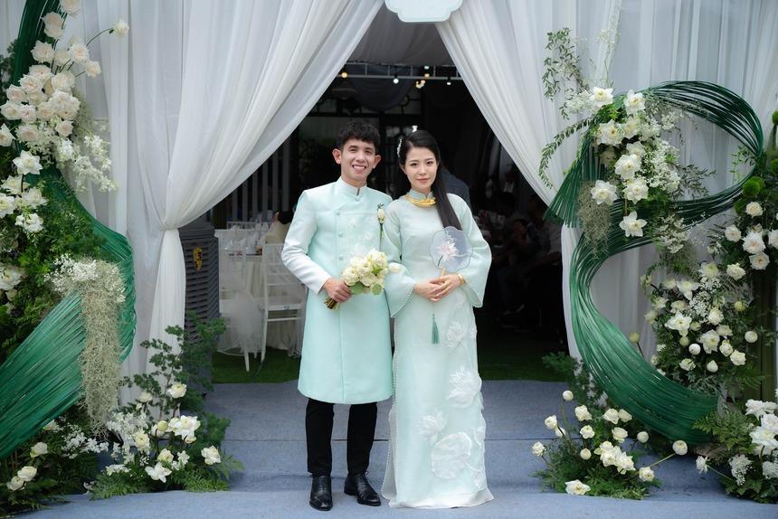 Hồng Duy Pinky hôn vợ thạc sĩ ngọt ngào trong lễ ăn hỏi, chàng MC trong đám cưới Công Phượng nay đã lập gia đình-4